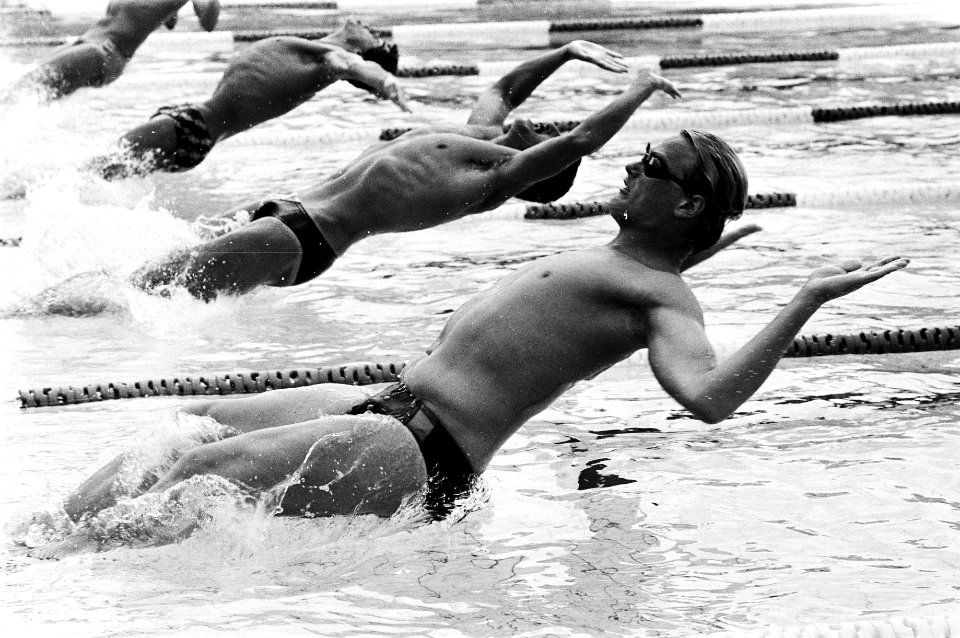 Fred Eefting bij de start 100 meter rugslag, Bestanddeelnr 930-3937