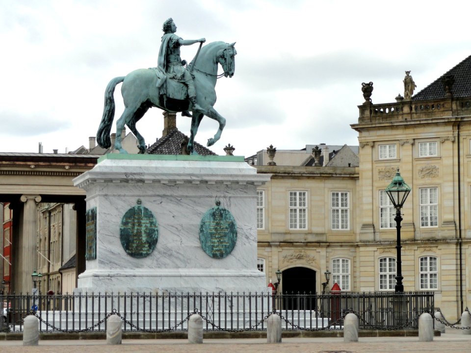 Frederik V statue in Amalienborg Palace - DSC07144