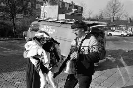 Fred de Keizer , lorrenboer in Zoetermeer. Fred de Keizer neemt eerste lorren in, Bestanddeelnr 931-9071
