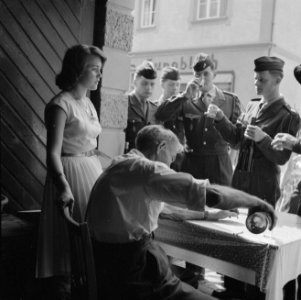 Franse militairen bij de ingang van een wijnbedrijf, Bestanddeelnr 254-3897