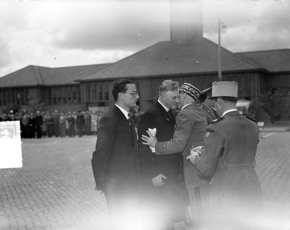 Franse onderscheidingen te Apeldoorn. Pastoor Schaar, Bestanddeelnr 904-0078