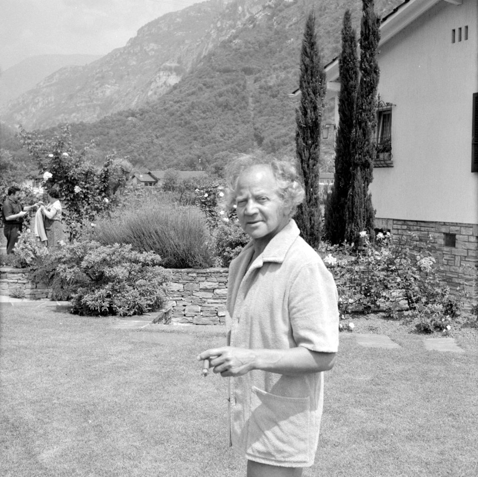 Frederic von Eugen voor zijn huis in Losone (Tessin), Bestanddeelnr 254-5597