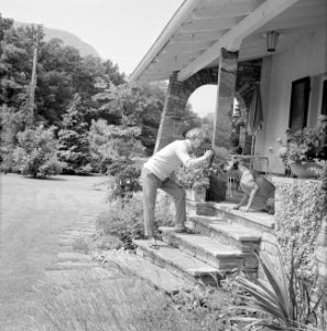 Frederic von Eugen fotografeert zijn hond Leo bij zijn huis in Losone (Tessin), Bestanddeelnr 254-5577