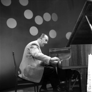 Fred Rombouts presenteert Musicbox voor KRO, Melle Weersma aan de vleugel, Bestanddeelnr 912-0435