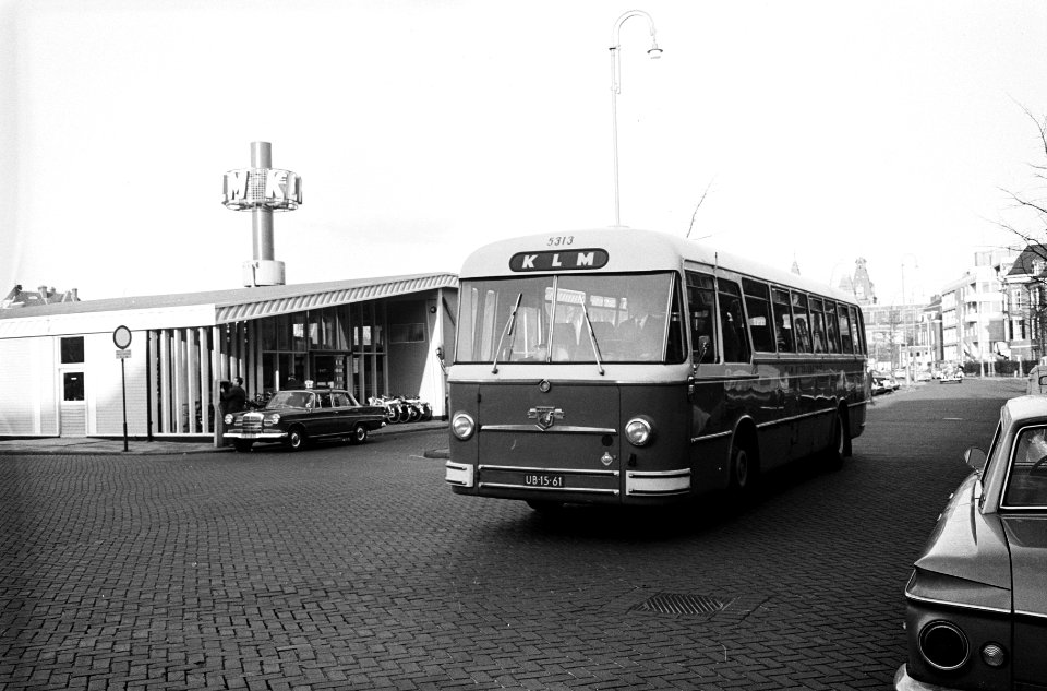 Fraude bij KLM-bussen. Hier het personagekantoor aan Museumplein, Bestanddeelnr 915-7611