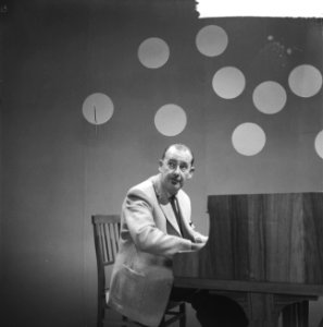 Fred Rombouts presenteert Musicbox voor KRO, Melle Weersma aan de vleugel, Bestanddeelnr 912-0436