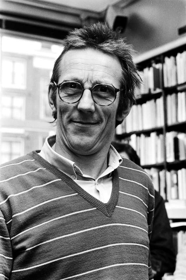 Freek de Jonge tijdens het signeren van boeken, Bestanddeelnr 932-4824