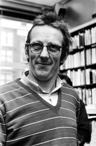 Freek de Jonge tijdens het signeren van boeken, Bestanddeelnr 932-4824