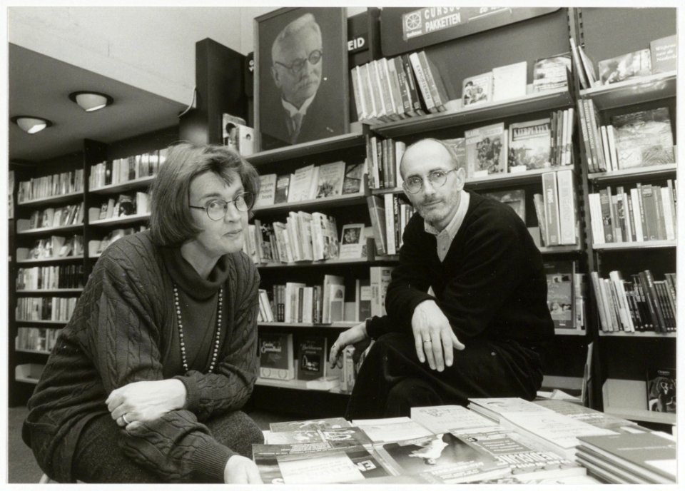 Fred Breedt en Maria Holt van Standaard Boekhandel Coeberg ten tijde van het 100-jarig bestaan. Gedempte Oude Gracht 70, NL-HlmNHA 54036523