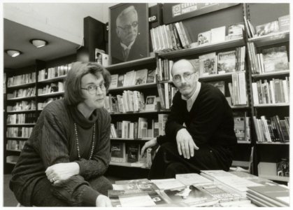 Fred Breedt en Maria Holt van Standaard Boekhandel Coeberg ten tijde van het 100-jarig bestaan. Gedempte Oude Gracht 70, NL-HlmNHA 54036523