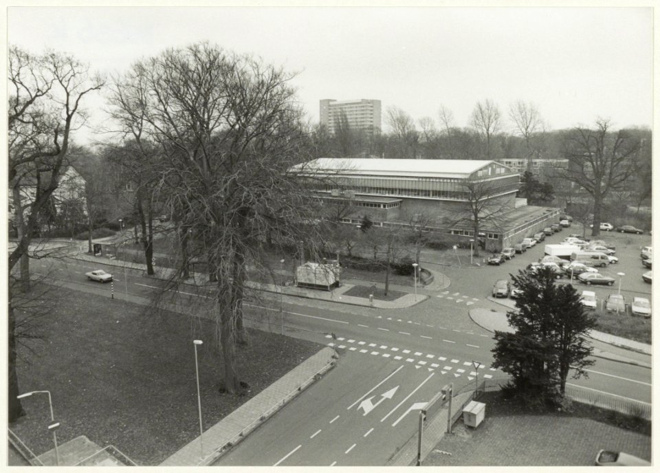 Frederikspark met Sportfondsenbad, overzicht. Op de achtergrond het beddenhuis van de Mariastichting. NL-HlmNHA 54032252