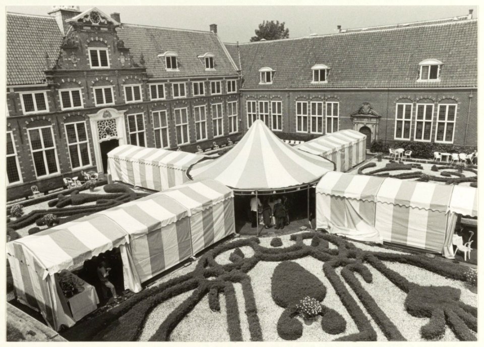 Franse tuin met tenten tijdens de Frans Halsexpositie in het Frans Halsmuseum. NL-HlmNHA 54031459