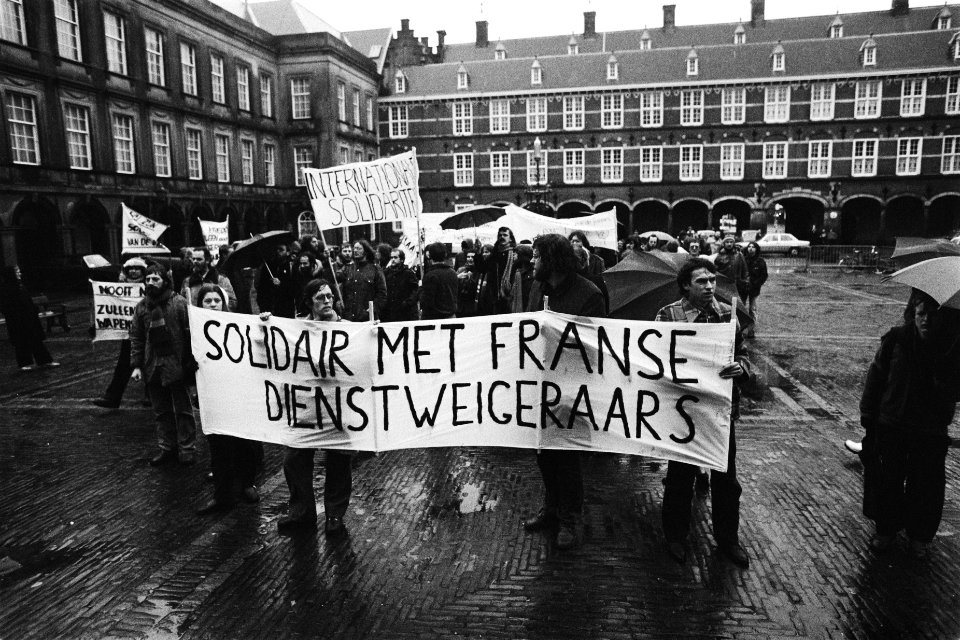 Franse dienstweigeraars en Nederlandse sympathisanten demonstreren op Binnenhof , Bestanddeelnr 930-6545