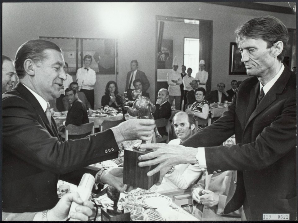 Frans van der Lingen (rechts) ontvangt de Arlecchino prijs., Bestanddeelnr 119-0522