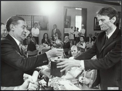Frans van der Lingen (rechts) ontvangt de Arlecchino prijs., Bestanddeelnr 119-0522