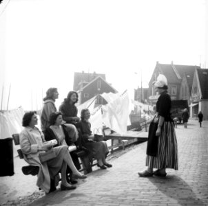 Franse winnaressen franse weekblad Elle in Volendam, Bestanddeelnr 934-5852