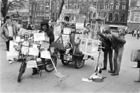 Franse wereldreiziger Michel Ayrault met door bromfiets getrokken voertuig, Bestanddeelnr 932-9384