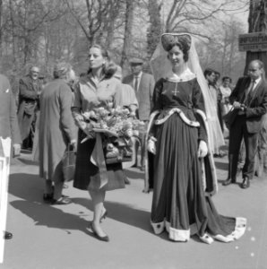 Franse actrice Capucine brengt bezoek aan Keukenhof, Bestanddeelnr 913-8162