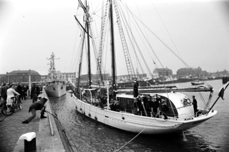 Franse zeilschepen La Belle Poule (rechts) en LEtoite in Scheveningen in verband, Bestanddeelnr 930-2631