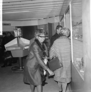 Franse zangeres en actrice Josephine Baker winkelend op Schiphol voor haar vertr, Bestanddeelnr 918-5169