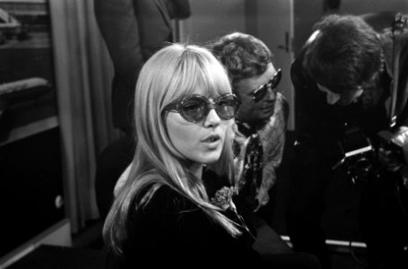 Franse zangeres Sylvie Vartan bij aankomst op Schiphol, Bestanddeelnr 922-5958