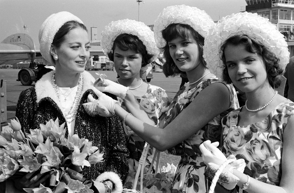 Franse filmster Capucine (links). Aankomst Schiphol, Bestanddeelnr 913-8107