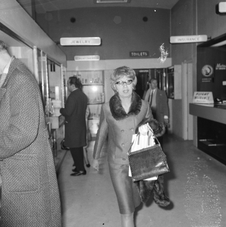 Franse zangeres en actrice Josephine Baker winkelend op Schiphol voor haar vertr, Bestanddeelnr 918-5170