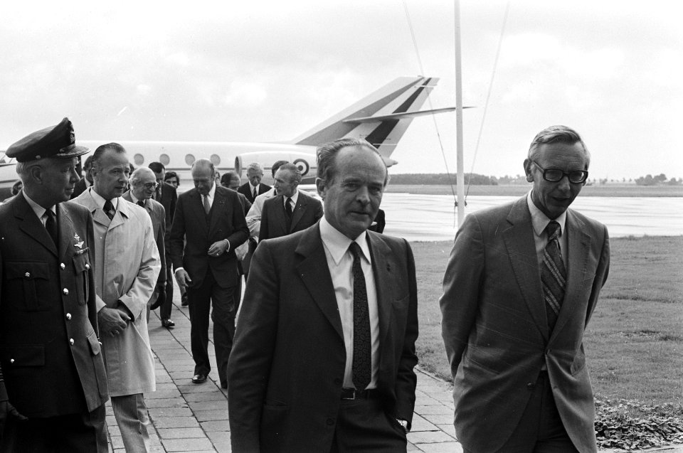 Franse minister van BZ Jean Sauvagnargues op Ypenburg ontvangen door Van der Sto, Bestanddeelnr 927-3275