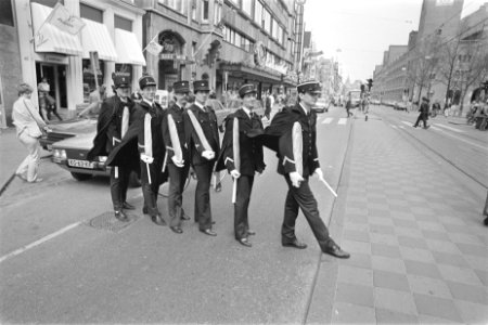 Franse gendarmes op Damrak in Amsterdam i.v.m. opening va Franse bakker, Bestanddeelnr 932-9297