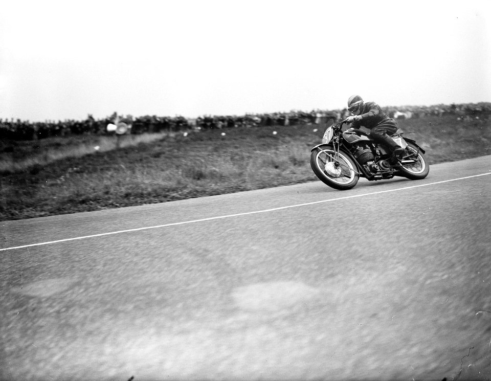 Freddie Frith (350cc) in een bocht, Bestanddeelnr 902-8170