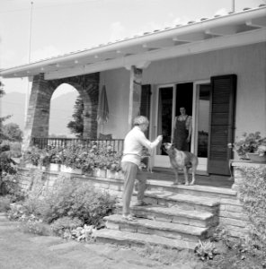 Frederic von Eugen met zijn hond Leo bij zijn huis in Losone (Tessin), Bestanddeelnr 254-5578