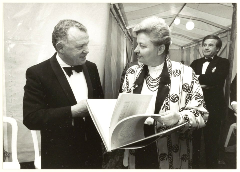Frans Halstentoonstelling in het gelijknamige museum. Links VNU-voorzitter Brentjens, rechts oud-burgemeester van Haarlem, mevr. Elisabeth Schmitz met het boek Hals en Haarlem. Rechts kijk, NL-HlmNHA 54031439