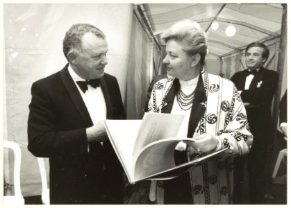 Frans Halstentoonstelling in het gelijknamige museum. Links VNU-voorzitter Brentjens, rechts oud-burgemeester van Haarlem, mevr. Elisabeth Schmitz met het boek Hals en Haarlem. Rechts kijk, NL-HlmNHA 54031439