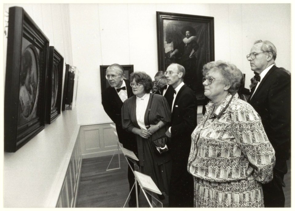 Frans Halstentoonstelling in het gelijknamige museum. In het midden conservator Peter Biesboer, rechts de ministers Dales en Andriessen. NL-HlmNHA 54031436