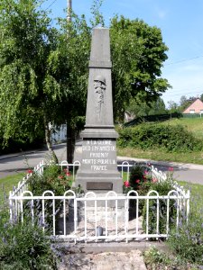 Frasnoy (Nord, Fr) monument aux morts