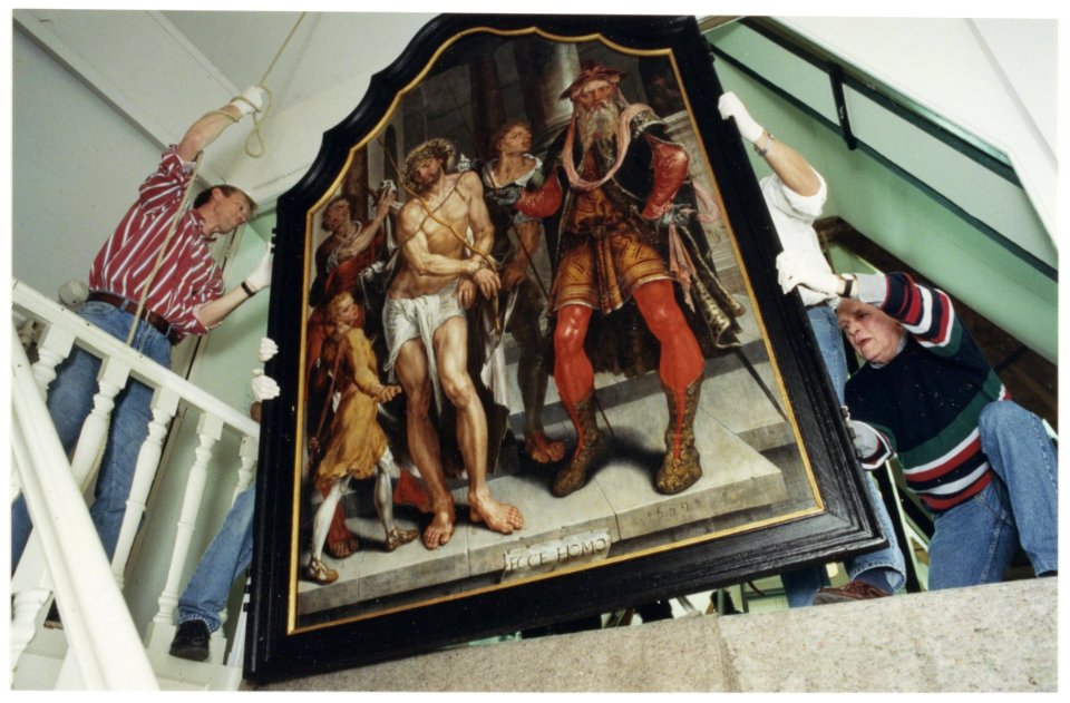 Frans Halsmuseum. Het onlangs gerestaureerde passiedrieluik van Maarten van Heemskerck wordt omlaaggetakeld. NL-HlmNHA 54029724