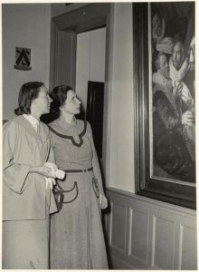 Frans Halsmuseum. Directie-assistente Mej. C. van Hees leidt een bezoekster rond., NL-HlmNHA 54004540