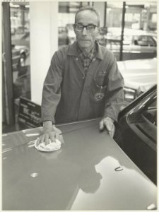 Frans Redeker, 32 jaar werkzaam bij garage van Wijk aan de Bloemendaalsweg. NL-HlmNHA 54021157