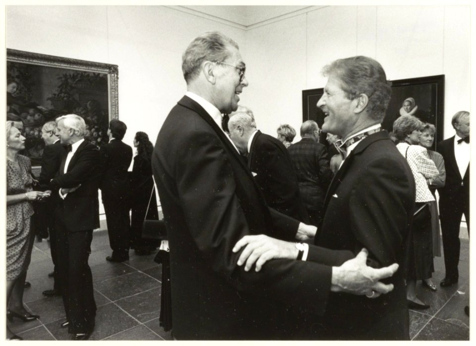 Frans Halstentoonstelling in het gelijknamige museum. Oud-premier Barend Biesheuvel begroet VS ambassadeur Wilkins. (rechts), NL-HlmNHA 54031438