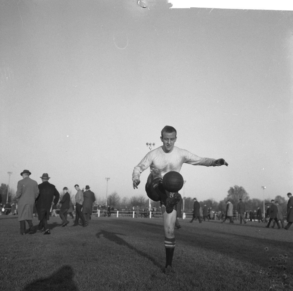 Frans Schoofs, voorhoedespeler van Spartaan, in actie, Bestanddeelnr 918-4138