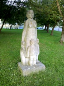 Frau mit drei Kindern (Statue in Leipzig-Möckern) 2016