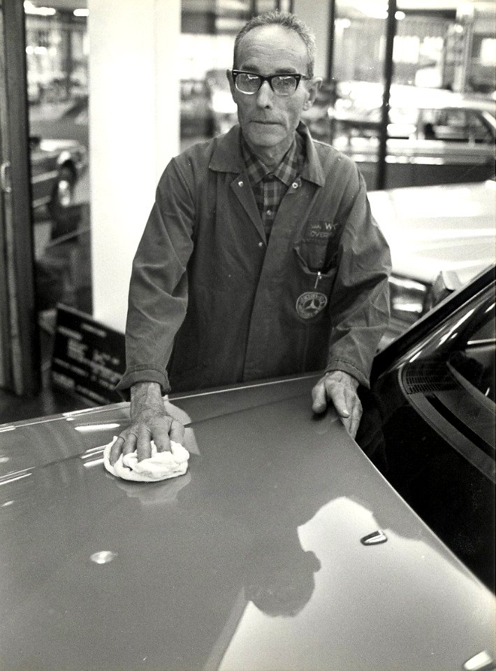 Frans Redeker al 32 jaar autopoetser. Garage van Wijk (Mercedes) aan de Bloemendaalseweg. Geschonken in 1986 door United Photos de Boer bv. Identificatienummer 54-021157, NL-HlmNHA 1478 25900 K 38