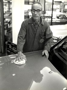 Frans Redeker al 32 jaar autopoetser. Garage van Wijk (Mercedes) aan de Bloemendaalseweg. Geschonken in 1986 door United Photos de Boer bv. Identificatienummer 54-021157, NL-HlmNHA 1478 25900 K 38