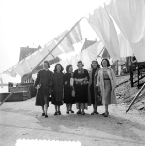 Franse winnaressen franse weekblad Elle in Volendam, Bestanddeelnr 934-5853