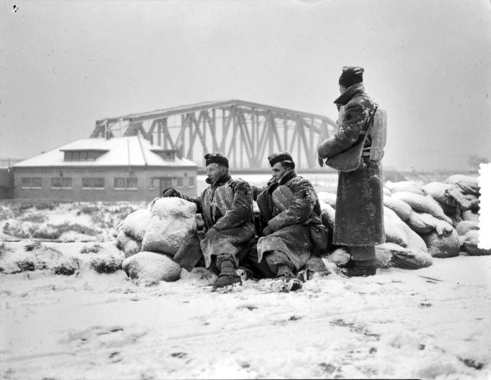 Franse soldaat in sneeuw op zakken, Bestanddeelnr 905-5352