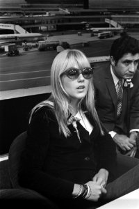Franse zangeres Sylvie Vartan bij aankomst op Schiphol Tijdens persconferentie, Bestanddeelnr 922-5959