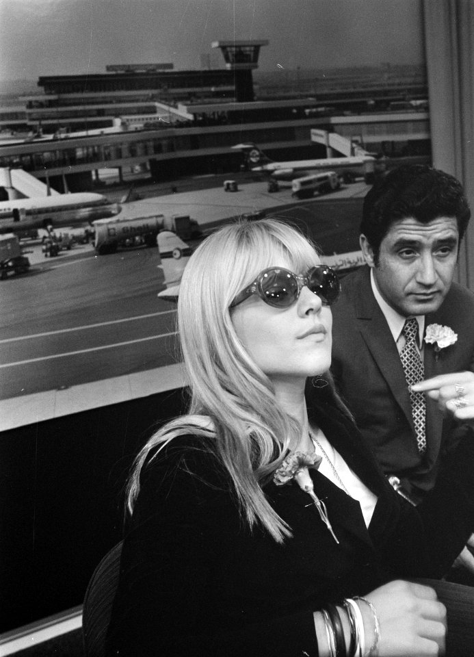 Franse zangeres Sylvie Vartan bij aankomst op Schiphol Sylvie Vartain geeft per, Bestanddeelnr 922-5960