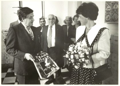 Frans Halstentoonstelling in het gelijknamige museum. Bezoek van H.K.H. Prinses Margriet. Links museumdirecteur Dick Snoep. NL-HlmNHA 54031489