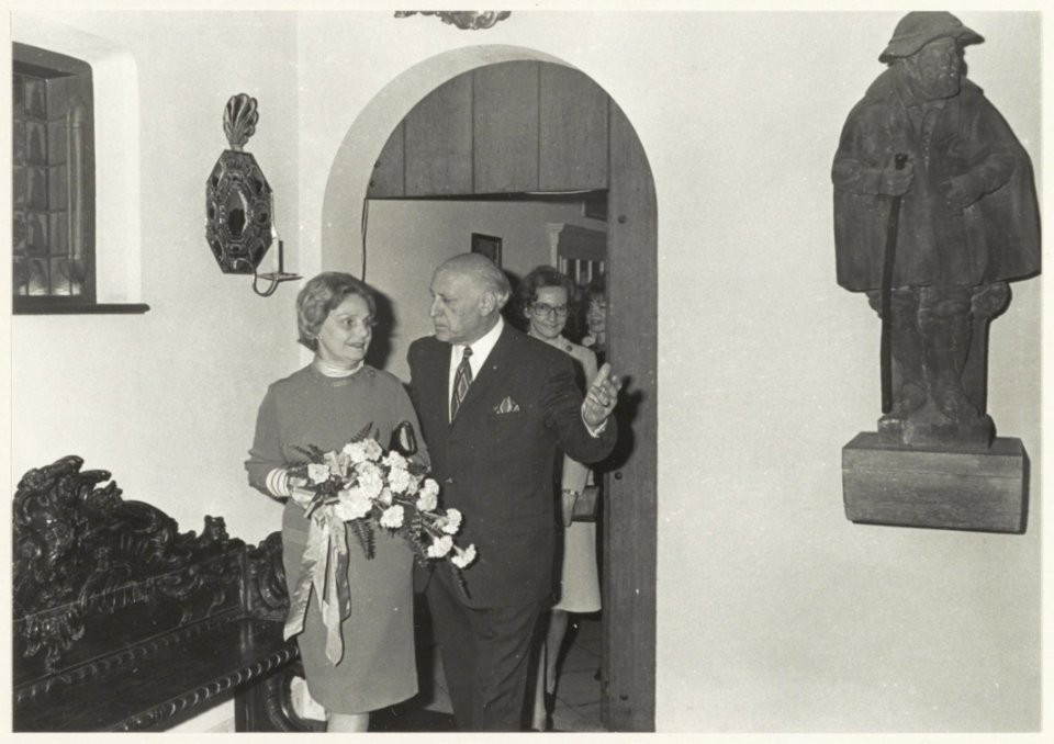 Frans Halsmuseumdirecteur H.P. Baard, met echtgenote, tijdens zijn afscheid., NL-HlmNHA 54011976