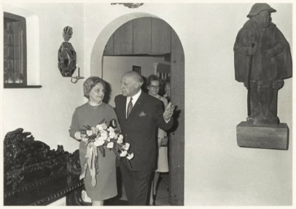 Frans Halsmuseumdirecteur H.P. Baard, met echtgenote, tijdens zijn afscheid., NL-HlmNHA 54011976